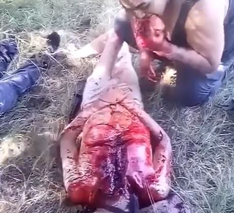 Gore video – CJNG member ate his victim raw