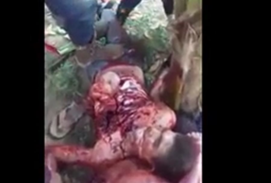 Gore video – Viagras behead father and rips the heart out of his son