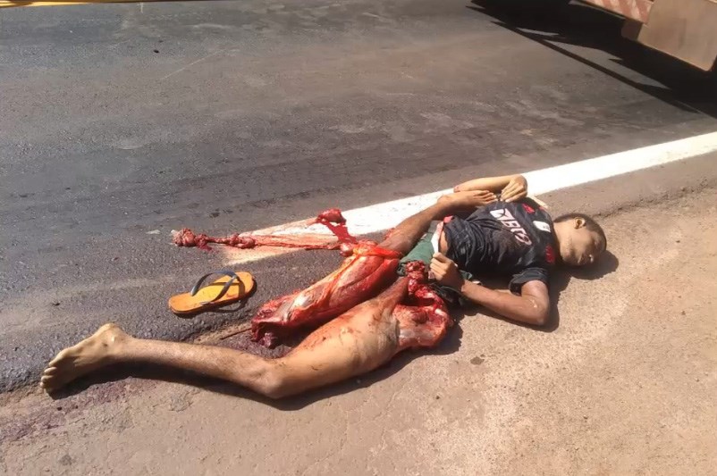 Young man commits suicide under the wheel of a truck