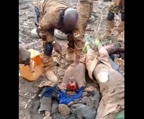 Soldiers in Africa chop up dead enemy soldiers