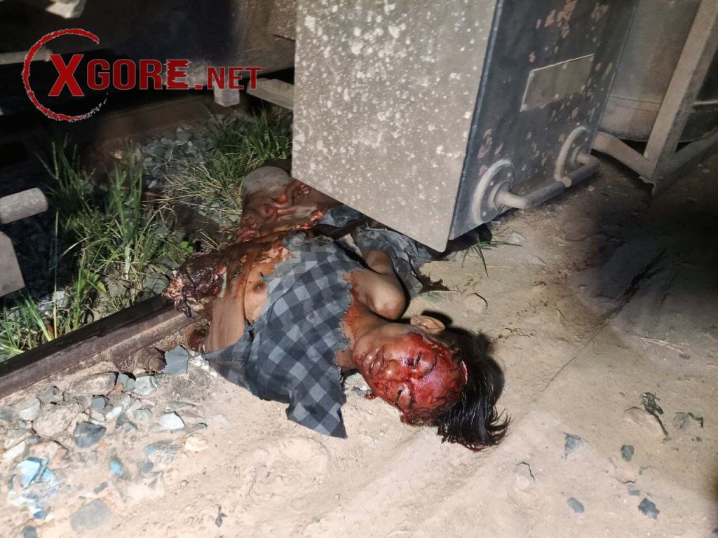 The young man was cut into pieces by the train.-01