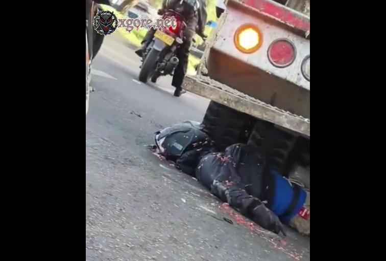 Motorcyclist Killed in Gruesome Crash with Garbage Truck in Bogotá – Head Crushed, Brain Ejected