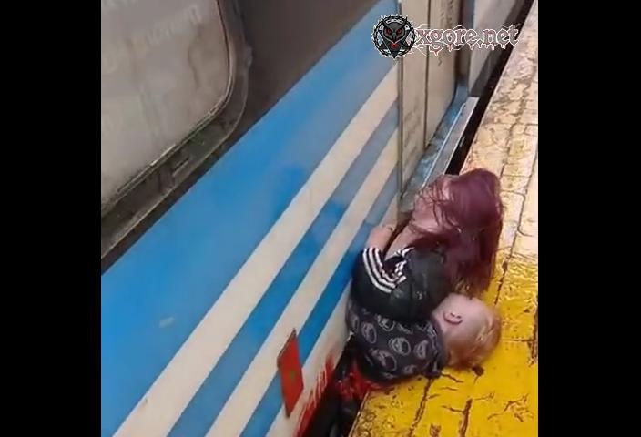 Couple Killed by Train in Lomas de Zamora: Bodies Trapped and Embraced as Police Investigate Suicide, Accident or Argument